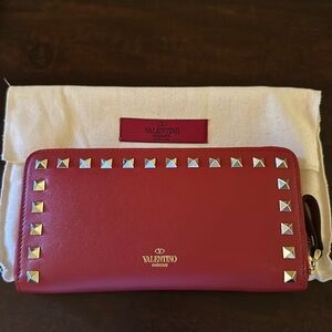 ROCKSTUD GRAINY CALFSKIN ZIPPERED WALLET